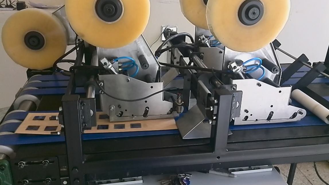 Ensamble de maquina encintadora de doble cabezal fabricada por PMC-DF